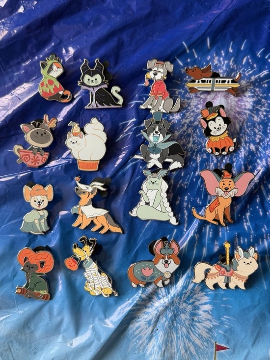 Disney Jewelry - Disney Parks 2026 Cats & Dogs Halloween Costume LR Mystery Pin Full Set